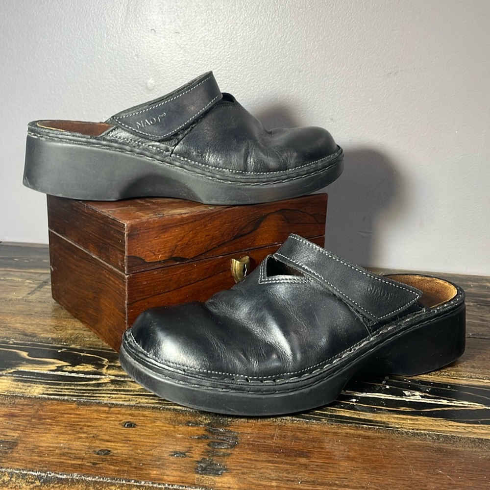Naot women’s black slide shoe with slight wedge super comfy! Size 40 Israel made